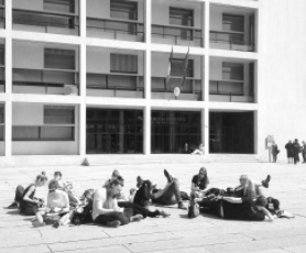 students in front of Terragni's casa del fascio