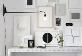 Lampe Potence illustrée dans une pièce blanche simple