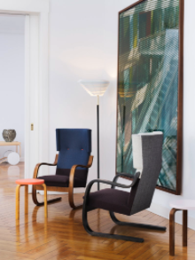 Aalto armchair 401 shown placed in a living room space. 