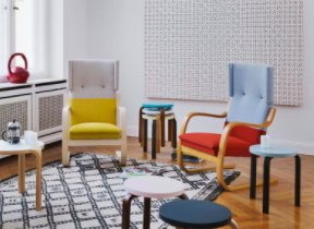 Poltrona Aalto 401, foto aggiuntiva delle sedie collocate in un soggiorno.
