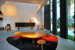 Design d'intérieur (meubles): Une pièce simple avec des couleurs noires, blanches et rouges employées.