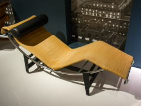 Chaise longue LC4 : Une chaise longue jaune avec un appui-tête noir