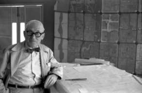 Le Corbusier in India nel 1955: Foto in bianco e nero del pittore e architetto. 