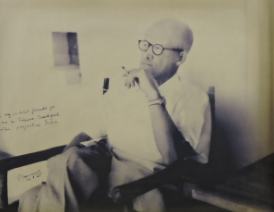 Pierre Jeanneret al Centro Le Corbusier: Foto in bianco e nero dell'architetto che appare piuttosto pensieroso. 
