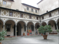 Firenze, lo Spedale degli Innocenti: A large structure with a courtyard at the center and arches over the doors of the interior. 