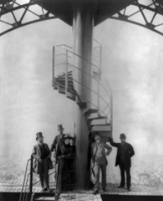 Gustave Eiffel y otras cuatro personas en la cima de la Torre Eiffel, 1889.