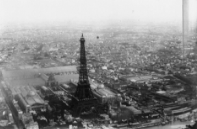 Vista aérea de la Torre Eiffel y de la Exposición Universal de París, 1889.