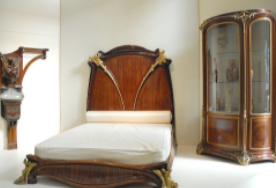 Una cama de caoba, conocida como la cama Nénuphar por sus motivos de lirio de agua, diseñada y fabricada por Louis Majorelle alrededor de 1902-3, en exhibición en el Musée d'Orsay, París.