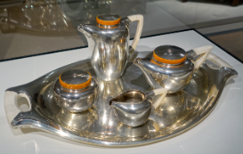 Servicio de café y té por Henry van de Velde, c. 1903-1904, plata, marfil, baquelita.