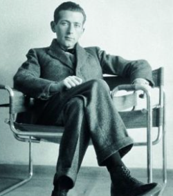Marcel Breuer sentado en una silla Modelo B3 Wassily, 1925-26.