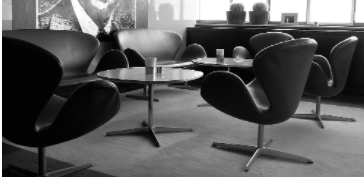 Sillas Cisne diseñadas por Arne Jacobsen.