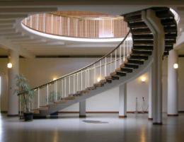 Ayuntamiento de aarhus 1937-1942- La escalera curva del hotel, un punto focal dramático, estaba al borde de lo que era técnicamente factible en ese momento.