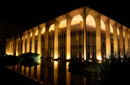 Itamaraty Palace, un ejemplo perfecto de exterior de columna y piscina reflectante en la arquitectura de Niemeyer.