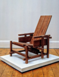Prototipo de silla roja y azul: 
el prototipo de la silla roja y azul de Gerrit Rietveld, hecha de cartón reciclado y laminada con chapas de madera.