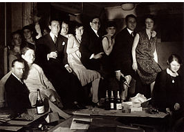 Ruhlmann (con gafas) y sus empleados, 1931.