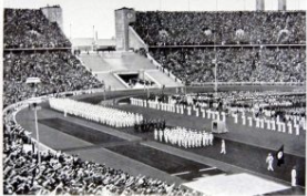 Equipo Olímpico Alemán Marcha en el Estadio Olímpico de Berlín, 1936.