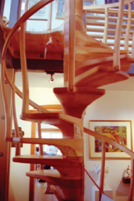 Escalera de caracol, Fundación Sam y Alfreda Maloof de Artes y Oficios. La escalera conduce a una galería de arte que incluye obras de su nieta. Rebeccaphoto de Sylvia Castallanos.