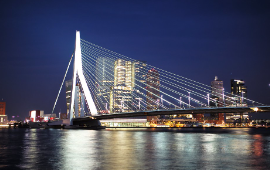 El "Puente Erasmus" es un puente combinado atirantado y basculado en el centro de Rotterdam, que conecta las partes norte y sur de la ciudad.