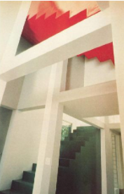 Casa VI interior, vista de las escaleras al revés, punto icónico de la casa.