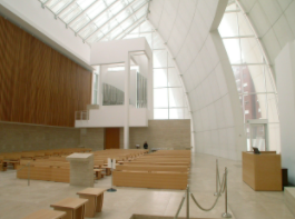 El interior de la iglesia combina sofisticación y sencillez con la vela más grande que se eleva a 27 metros por encima de la nave.