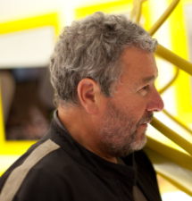 Philippe Starck, diseñador francés. Diseñador con una silla Kartell