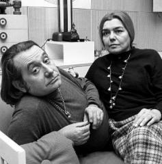 Ettore Sottsass y Fernanda Pivano en su casa de Milán en 1969.