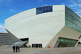 El polígono distintivo de la sala de concierto. Casa da Música. Oporto, Portugal, 2005.
