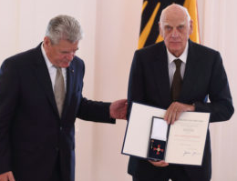 Richard Sapper recibe el Premio al Mérito de la Orden Alemana.