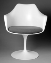Sillón y cojín de asiento con pedestal por Eero Saarinen.
