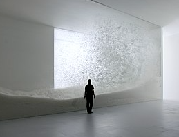 Nieve / Naturaleza sensible- Museo de Arte Mori, Japón (2010). En The Snow Yoshioka trabaja esta vez con un material suave como la pluma e integrando la gravedad y el movimiento dentro de la propia obra.