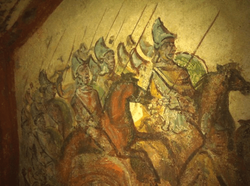 Imagen de una parte de la catacumba con hombres a caballo.