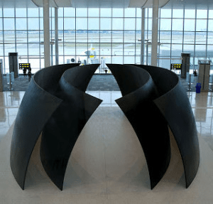 Sphères inclinées de Richard Serra à l’Aéroport YYZ de Toronto.