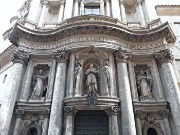 Foto della facciata della Chiesa di San Carlo alle Quattro Fontane, realizzata da Borromini, a Roma. 