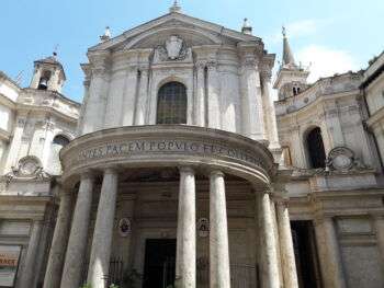 Foto delle colonne di Santa Maria Della Pace, a Roma in Piazza Navona. 