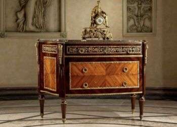 Comò in stile Luigi XVI con montatura in ormù dorata su modello di Jean Francois Leleu Di Francois