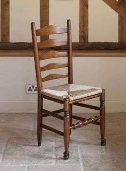 Una sedia Ladderback, nota anche come sedia a doghe, prende il nome dalle doghe orizzontali che attraversano lo schienale della sedia.