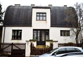 Casa di Adolf Loos a Vienna (AT): Foto della casa Steiner con un'auto lungo la facciata. 