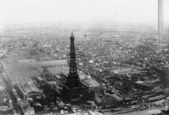 Vue aérienne de la Tour Eiffel et de l'Exposition Universelle, Paris 1889.