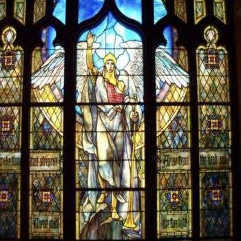 Ange de la résurrection (1904), au Indianapolis Museum of Art : Un vitrail représentant un ange.