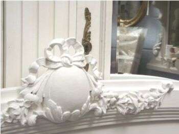 Florecimientos realizados en antigua piedra blanca francesa, en muebles al estilo Luis XVI.