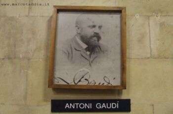 Antoni Gaudì Photo en noir en blanc. La photo se trouve dans un cadre marron.
