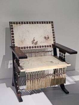 Fauteuil de Carlo Bugatti (Kunstgewerbemuseum, Berlin): A photo of one of his chair designs.