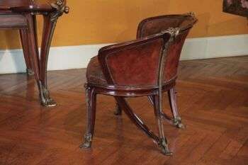 Fauteuil Aux Nénuphars au Musée de l'École de Nancy : Photo d'une chaise marron à dossier incurvé.