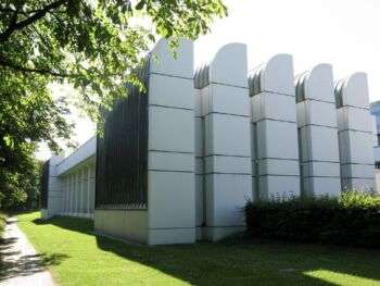 Bauhaus Shed Roof (designed by walter gropius) in Berlin: A large white structure with five distinct pillars. 