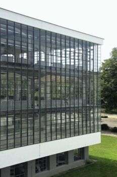 Bauhaus-Dessau. Angolo dell'ala dei laboratori.
