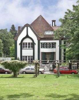 Casa Behrens (1899) Peter Behrens: Una pittoresca casa bianca e marrone. 