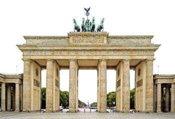 Foto della Porta di Brandeburgo, in Germania, che è una grande struttura in pietra color sabbia, con colonne.