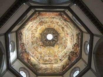 Cúpula de Brunelleschi, detalle renacentista: fantásticas pinturas religiosas siguiendo luces y colores vivos.