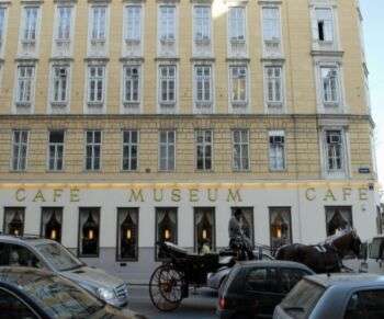 Cafè Museum, à Vienne, Autriche, 1898 à 1899 : la photo est prise assez récemment du grand bâtiment de couleur claire.