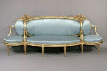 Sofá em madeira de faia entalhada e dourada, estofado em seda moderna pontilhada azul. 